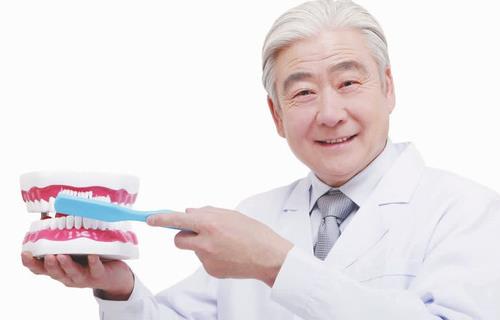 老年人要護齒光刷牙還不夠