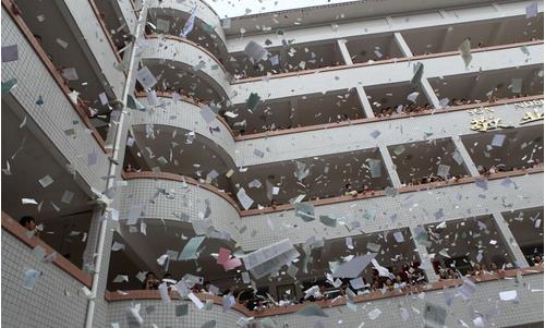 過度宣泄:解讀高考前學生撕書