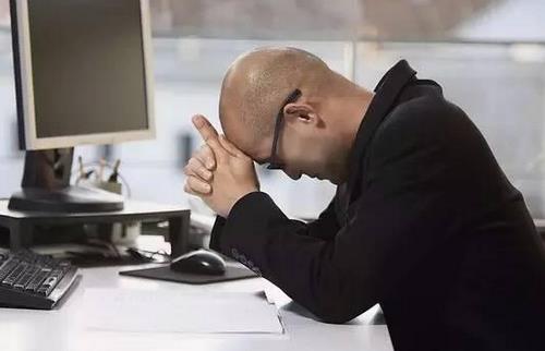 這個不雅的動作竟能緩解上班族久坐之痛