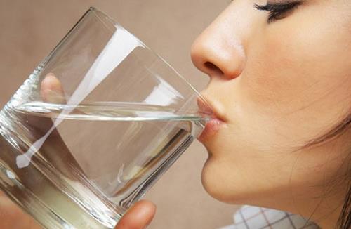 上班族餐前一杯水 養(yǎng)生教你喝水小竅門