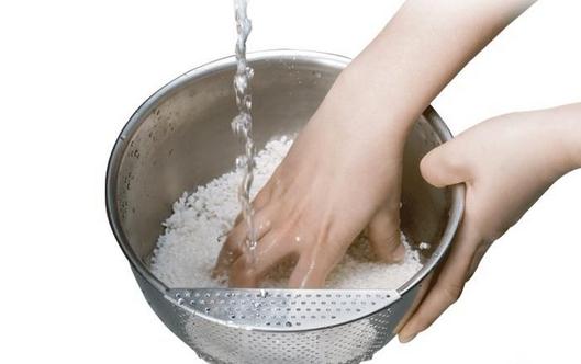 小心把米的營養洗掉了 告訴你洗米誤區