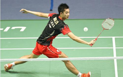 學(xué)生易打羽毛球 能達(dá)到全身健身效果