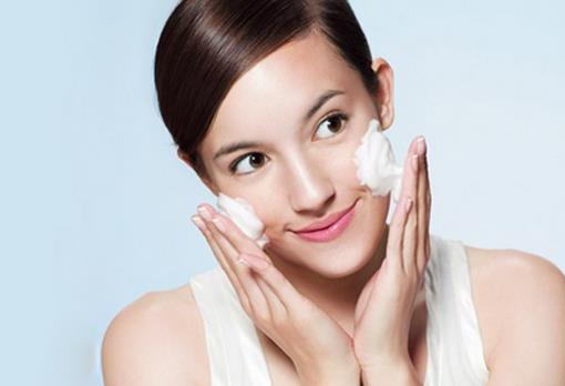 手洗vs潔面儀 按膚質開啟清潔模式