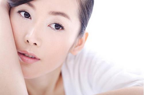 摸臉會(huì)長(zhǎng)痘?調(diào)養(yǎng)祛痘有妙方