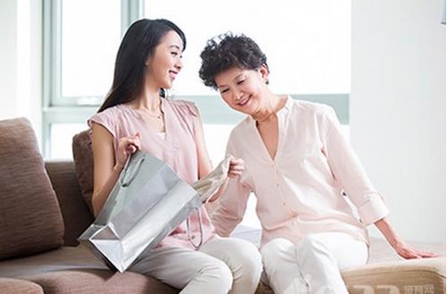 老人可以照著小十歲買(mǎi)衣服