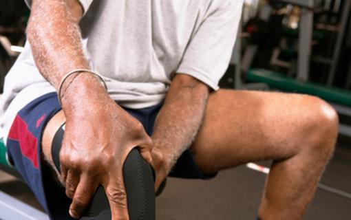 老人戴護膝更能保護膝關節