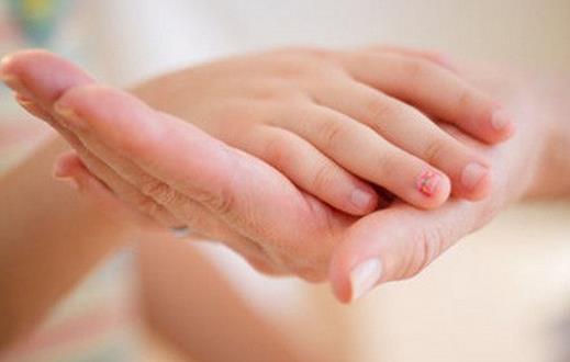 老人按摩手掌調節臟腑功能