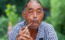 老人吸煙可引發(fā)冠心病！