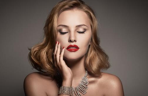 潮濕季節(jié) 扁塌發(fā)質(zhì)急救妙招