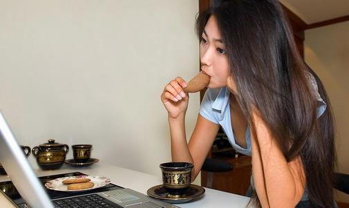 電腦美女月經(jīng)不調(diào)需要及時補肝