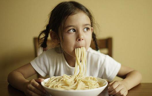 吃飯狼吞虎咽危害大 細(xì)嚼慢咽好處多