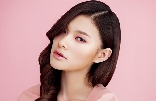 肌膚缺水冒痘易過敏 選對產(chǎn)品工具再上妝