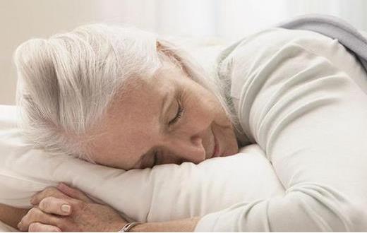 老人張嘴睡覺影響牙床傷肺胃