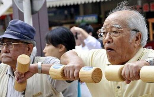 老人久坐過后應做做擴胸運動