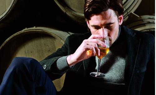 愛(ài)喝酒的男人密切關(guān)注自己的指甲變化