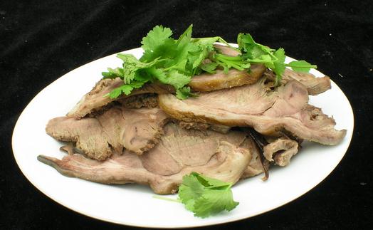 狗肉的做法:胡蘿卜狗肉煲的做法