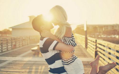 5個(gè)小動(dòng)作教你如何打動(dòng)男人