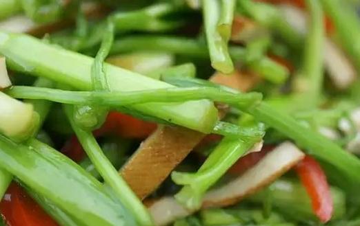 芹菜炒瘦肉美白又瘦身哦!