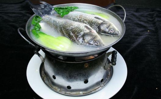 鯽魚燉百合營(yíng)養(yǎng)價(jià)值高 鯽魚燉百合的做法