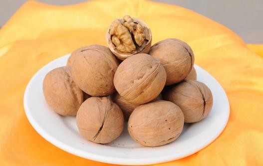 多吃核桃的好處:吃核桃促進(jìn)心臟健康