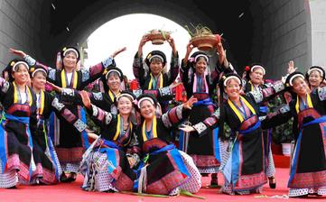 【布依族】布依族簡介_布依族傳統(tǒng)節(jié)日_布依族風(fēng)俗習(xí)慣_布依族服飾 【布依族】布依族簡介_布依族傳統(tǒng)節(jié)日_布依族風(fēng)俗習(xí)慣_布依族服飾