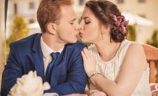 為什么男人喜歡摸女人的胸部？