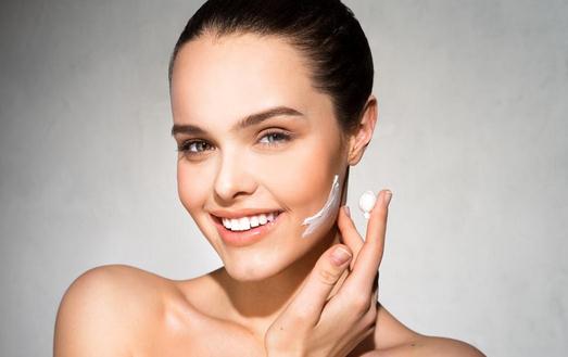 春季應(yīng)該如何護(hù)理肌膚?