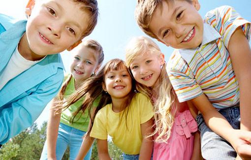 為啥孩子新?lián)Q的門牙特別大？