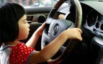 小孩子被困在車內應該怎么辦