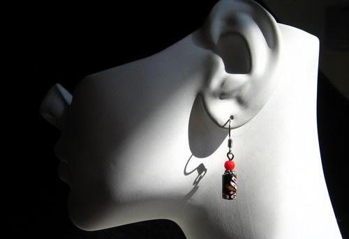 耳朵后面長了個硬包怎么回事