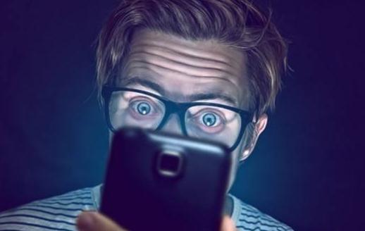 關燈玩手機有什么危害 警惕眼睛失明