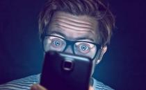 關燈玩手機有什么危害 警惕眼睛失明