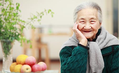 老年人失眠?睡前別做這些事!