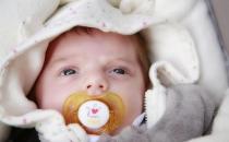 給嬰兒穿衣服萬萬不可太緊