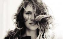 頭發出油多的原因是什么