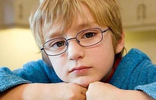 當心電子產品毒害了孩子的眼睛