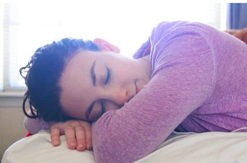 穴位按摩幫你緩解落枕痛苦