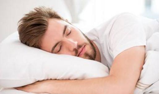 研究稱男性俯睡易導致頻繁遺精