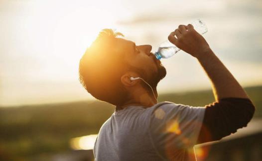 健康喝水的方法:蜂蜜水也要看人來喝