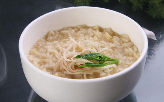 吃湯泡飯也要注意細嚼慢咽!