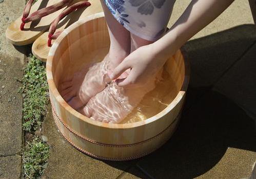生姜泡腳好處多能治療感冒 泡腳的注意事項(xiàng)