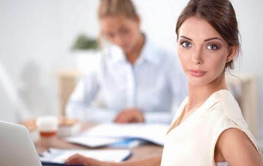 錯誤坐姿會毀了女白領的身材 保持身材的三個方法