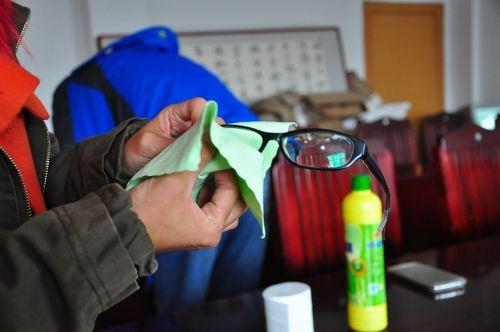 正確清洗眼鏡的方法 學會清洗妙招能保護眼睛