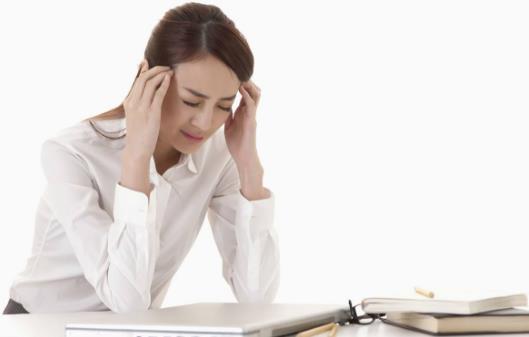 上班族趴著睡覺手麻 睡覺時空調(diào)也別調(diào)得太低