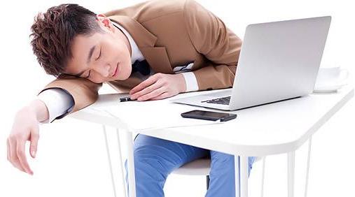 上班族趴著睡覺手麻 睡覺時空調(diào)也別調(diào)得太低