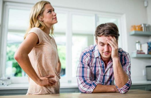 女人過(guò)度敏感多疑很可怕 猜忌是婚姻破裂的開始