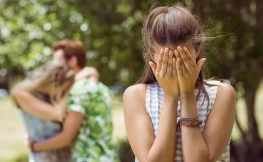 女人過(guò)度敏感多疑很可怕 猜忌是婚姻破裂的開始