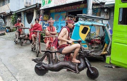 菲律賓一部落的交通工具 造型奇特 剎車完全靠腳