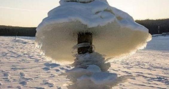 俄羅斯干干凈凈的水庫 一夜之間突然出現“冰蘑菇”