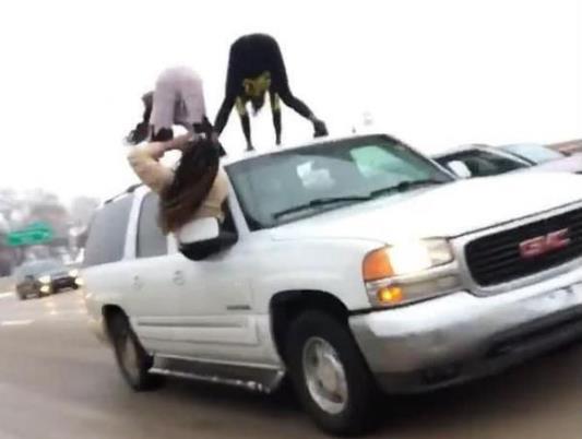 女子在車頂跳舞 為了紅沒(méi)底線 什么危險(xiǎn)的事都敢做